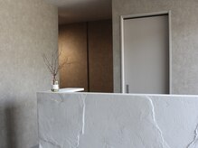 アルムスパ 姫路(ARUM SPA)の雰囲気（落ち着いた雰囲気の待合/アロマの香りに癒されながらヒアリング）