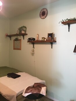 リラクゼーションサロン ポーム(Paume)/ミントとベージュの施術ベッド