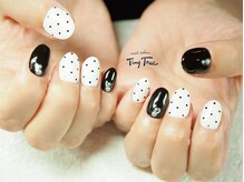 タイニーツリー(Tiny Tree)/モノトーンドットネイル