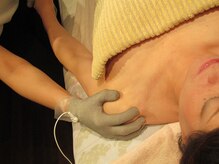 リンパマッサージバストケアサロン　MIO/肩