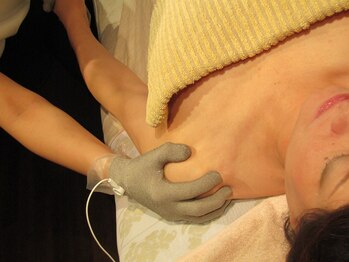 リンパマッサージバストケアサロン　MIO/肩