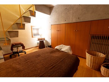 パノラマ(360°)/地下に広がる非日常空間での施術