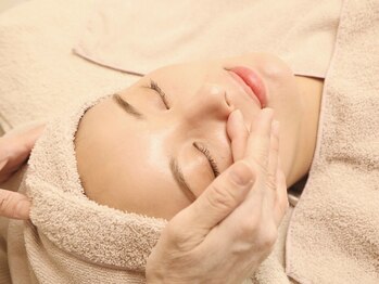 アスト(AST)の写真/オールハンドの小顔矯正×ヘッドスパでシワ・たるみ改善！お肌に合わせたパックでハリツヤ溢れるお肌に♪