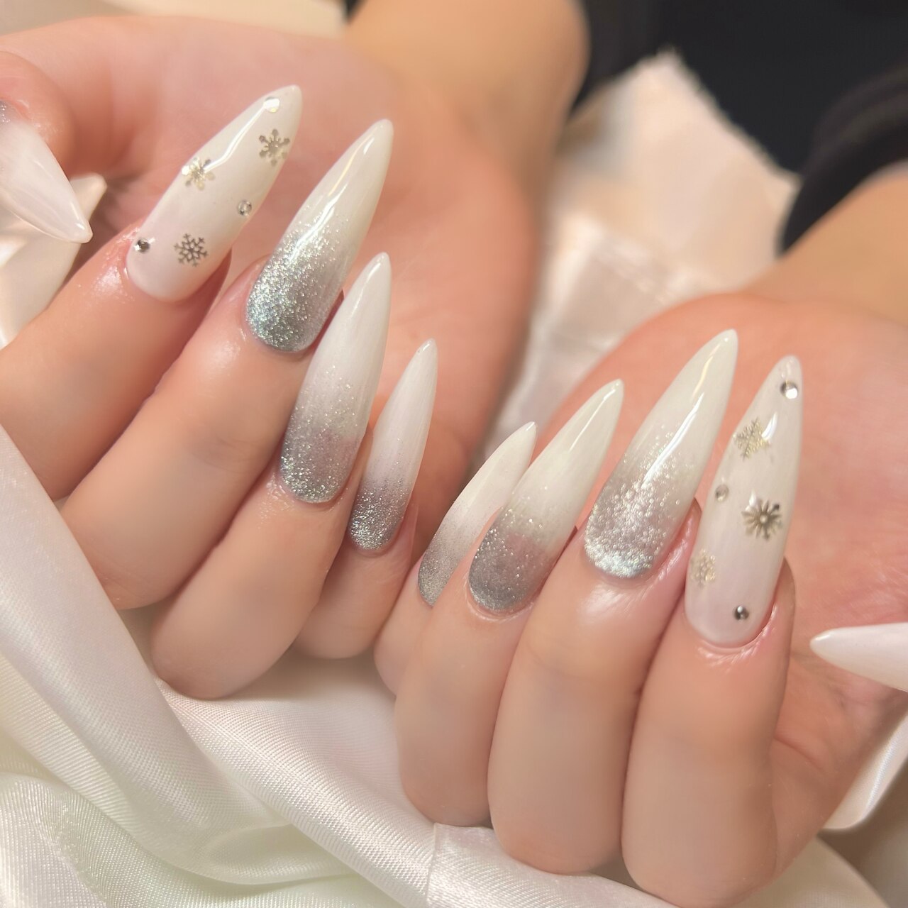 2025年秋トレンド】ホワイト ハンド スーパーロングのネイル