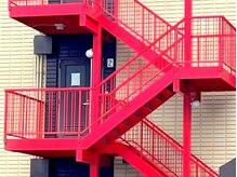 赤い階段が目印のマンションです◎
