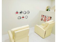 フィオブロウ 大阪豊中店(fiio brow)の雰囲気（広々スペースこだわりのリクライニングチェアを使用）