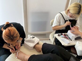 シャルムアロ(Charme Alo)の写真/個室空間であなただけのリラックス空間を♪可愛い&華やかなネイルを楽しんでみませんか♪