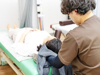 ほねつぎセンター接骨院　鶴見店の写真/国家資格保持者の本格施術◎腰痛/肩こり/姿勢の歪みを根本改善してスッキリ軽いお身体へ♪