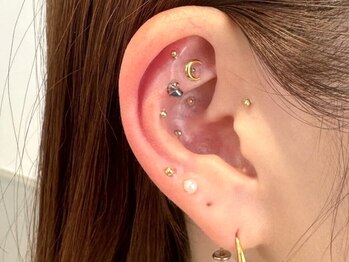 アンブーファン(An Bouffan)の写真/《話題の耳つぼジュエリー》まつげと眉毛のトータルケアを受けながら、耳つぼジュエリーで健康もサポート♪