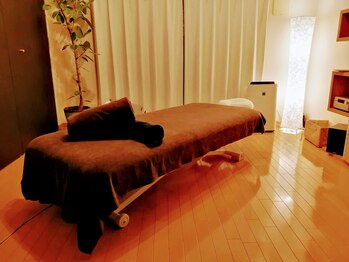 イマニティプラス(IMMUNITY+)/施術ルームへご案内いたします。