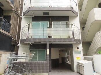 ニーコ 新宿御苑前(Niico)/黄緑のビルの斜め向かい側!