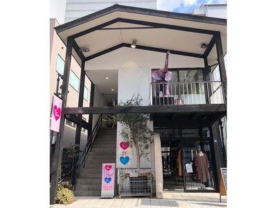 OPAすぐ！店舗は2階です。ピンク のハートの看板が目印です！