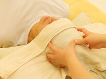 足から頭まで全身を施術していきます。