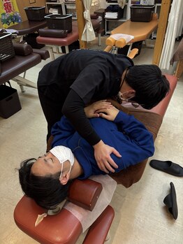 千葉寺ありがとう整骨院/骨盤矯正の施術風景