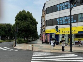 サロンドエス(Salon’d S.)/ほねごりさん側へ信号を渡ります