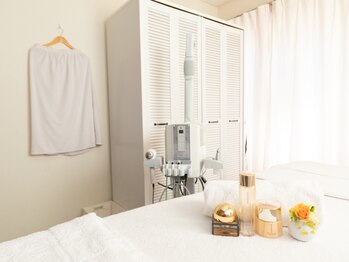 メナードフェイシャルサロン 布田駅南店/白い個室のエステルーム