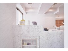 アリュー ネイルアンドアイラッシュ(Allu Nail&EyeLash)の雰囲気（店内の様子☆ネイル＆まつ毛の同時施術可能です(＋¥1000)♪）
