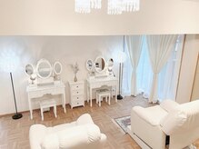 AY/白を基調とした開放感ある店内