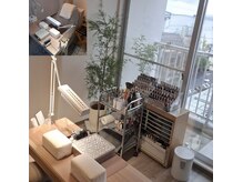スクール(SCOOL)の雰囲気(大きな窓が開放的なプライベートサロン。河辺町を一望できる絶景)