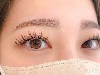 ラシーズ 石山店(La SHE's)の写真/≪何度でも同価格≫驚きの軽さと柔らかさで、ふさふさの印象的な目元になれるボリュームラッシュが大人気◎