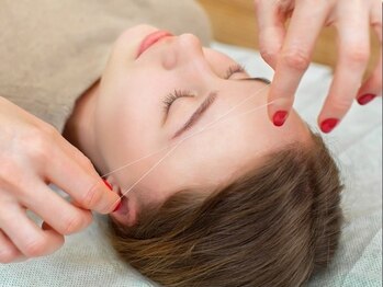 ヴィヴィアンビューティ ネイルアンドアイ Viviean Beauty Nail & Eyeの写真/《顔全体の黄金比を抑えて"美眉"に！》肌への負担は最小限で美しい眉毛へ♪スレッディング(糸脱毛)も人気◎