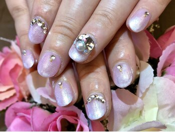 プラハネイル(+HER 美甲)/パールホワイト×グラデ