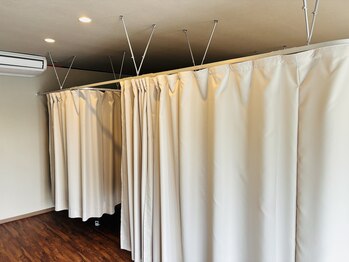 やすまる 武蔵ヶ丘店(YASUMARU)/カーテンで仕切り個室です。
