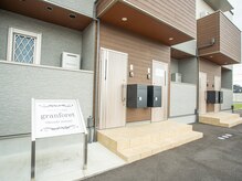 サロン ウルハ(Salon Uruha)の雰囲気（当サロン右から3番目《駐車場》建物の前1番縦列となっています。）