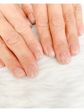 キュント(Qun’t)/ホワイトインクと金箔のネイル