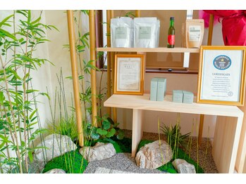 竹としずくの酵素風呂/受付こだわりの竹空間