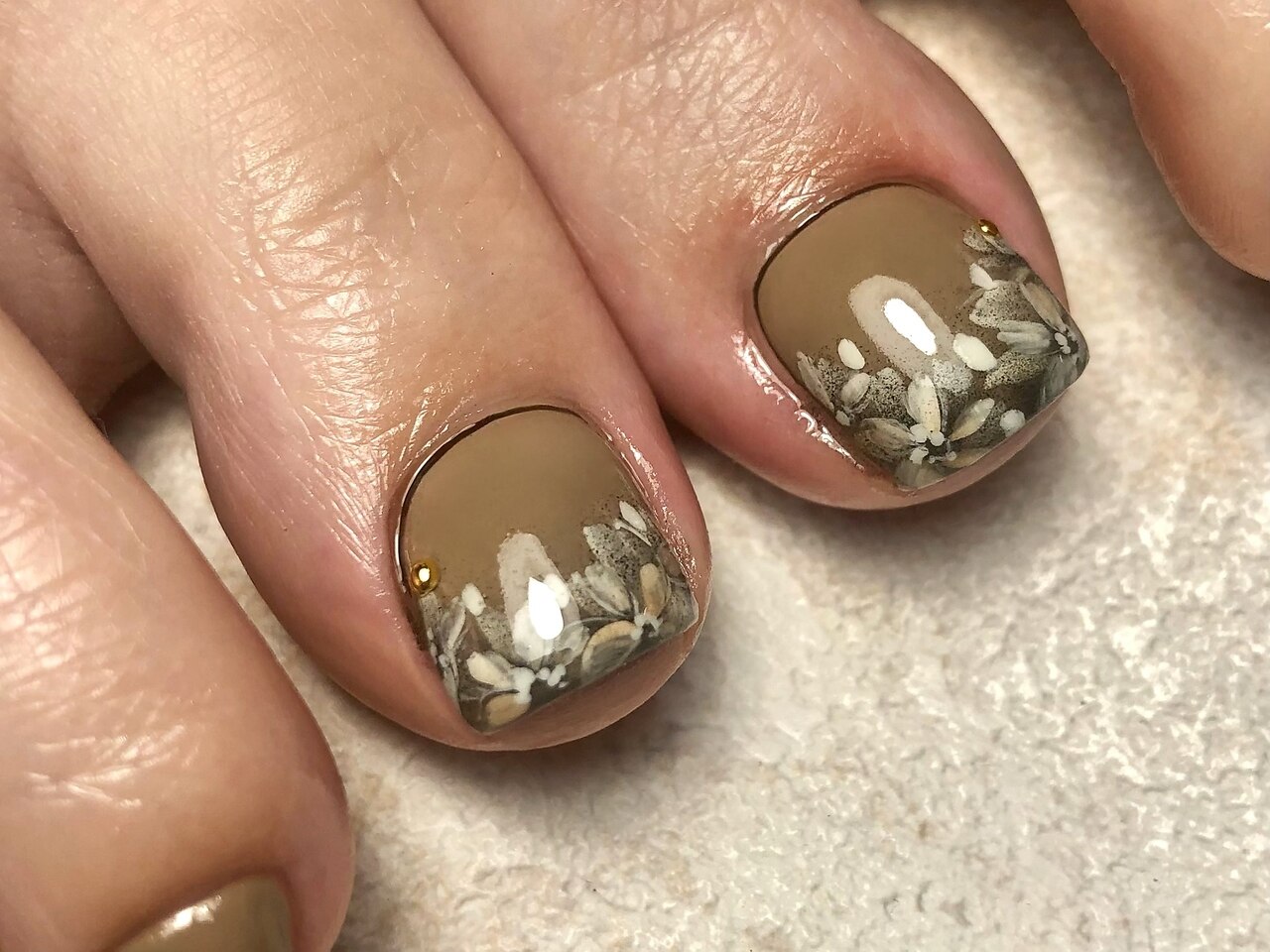 2025年秋トレンド】グレー フラワー フットのネイルデザイン集