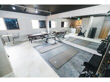 シナジープラス(SYNERGY+)の雰囲気（2階は広々とした空間でパーソナルトレーニングができます！）