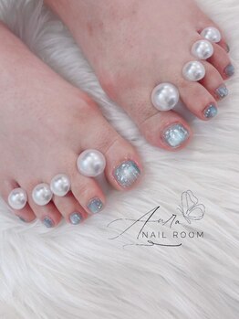 オウラネイルルーム(Aura nail room)の写真/【夏本番】サンダル映え確実ちゅるんマグネットも♪素足の季節を彩るトレンドフットネイル◇ケア込