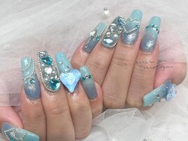 キラキラビジューブルーネイル