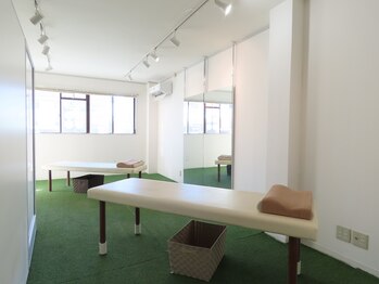 ストレッチ専門店 【NOBIRU Stretch上野毛店】 肩こり/腰痛/姿勢改善/筋膜リリース/施術エリア(ベット二台)