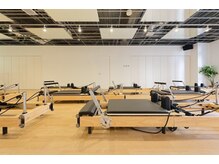清潔感のある空間でマシンピラティス※写真は他店舗のものです