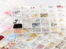 ネイルパーツの種類がかなり豊富☆パーツ持ち込みもOK