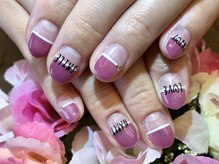 プラハネイル(+HER 美甲)/ハーフフレンチ×カラーライン