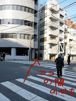 オーガスト 恵比寿(August)/交差点を渡り小道から右