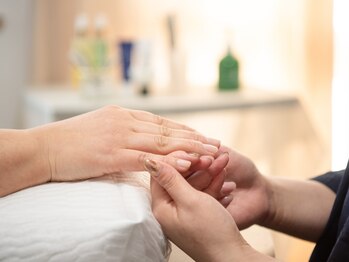 ニルファ(Nilufa)の写真/【印象UP】リクライニングチェアでくつろぎながら、手や爪のケア、ジェルネイルで清潔感のある手元が叶う☆