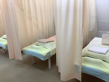 南小泉ささき整骨院の雰囲気（【施術スペース】カーテンで仕切り、男性用女性用分けています）