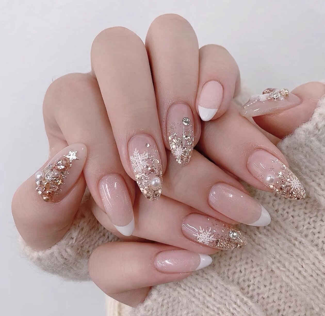2026年冬トレンド】ストーン クリスマスのネイルデザイン集｜人気順｜9
