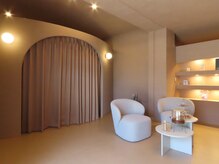 ジェニック(_genic)の雰囲気（店内はベージュ基調の空間ドリンク、お菓子はセルフサービス♪）