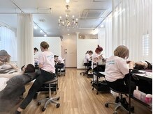 ピンクドールハウス 那覇おもろまち店(Pink Doll House)の雰囲気（明るく清潔感ある店内！まつエクとネイルの同時施術はこちらで♪）