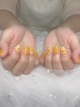 ナンバーエイト(No8)/イエローフラワーネイル