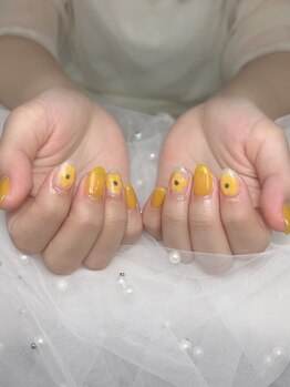 ナンバーエイト(No8)/イエローフラワーネイル
