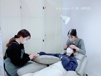 アイネイルエム 本町店(eyenail M)の写真/忙しい方にも嬉しい時間を有効活用してキレイが叶う♪ネイル＋まつ毛パーマ/LEDマツエクなどの同時施術OK☆