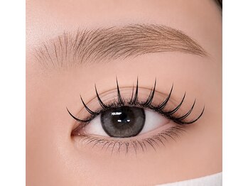 アトレ ファム(attrait femme)の写真/下がりまつげの方必見！【LEDエクステ×パーマ】
エクステ装着後にまつ毛を立ち上げる新技術