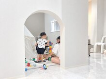 パルエクラ(PALeclat)の雰囲気（キッズルーム完備♪個室の窓から様子を見ながら施術が出来ます◎）