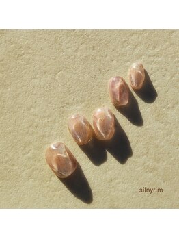 シルニー リム(Silny rim)/アシンメトリーニュアンスネイル